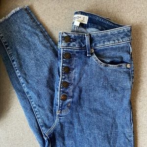 Barely worn Abercrombie high rise jeans. So flattering on!